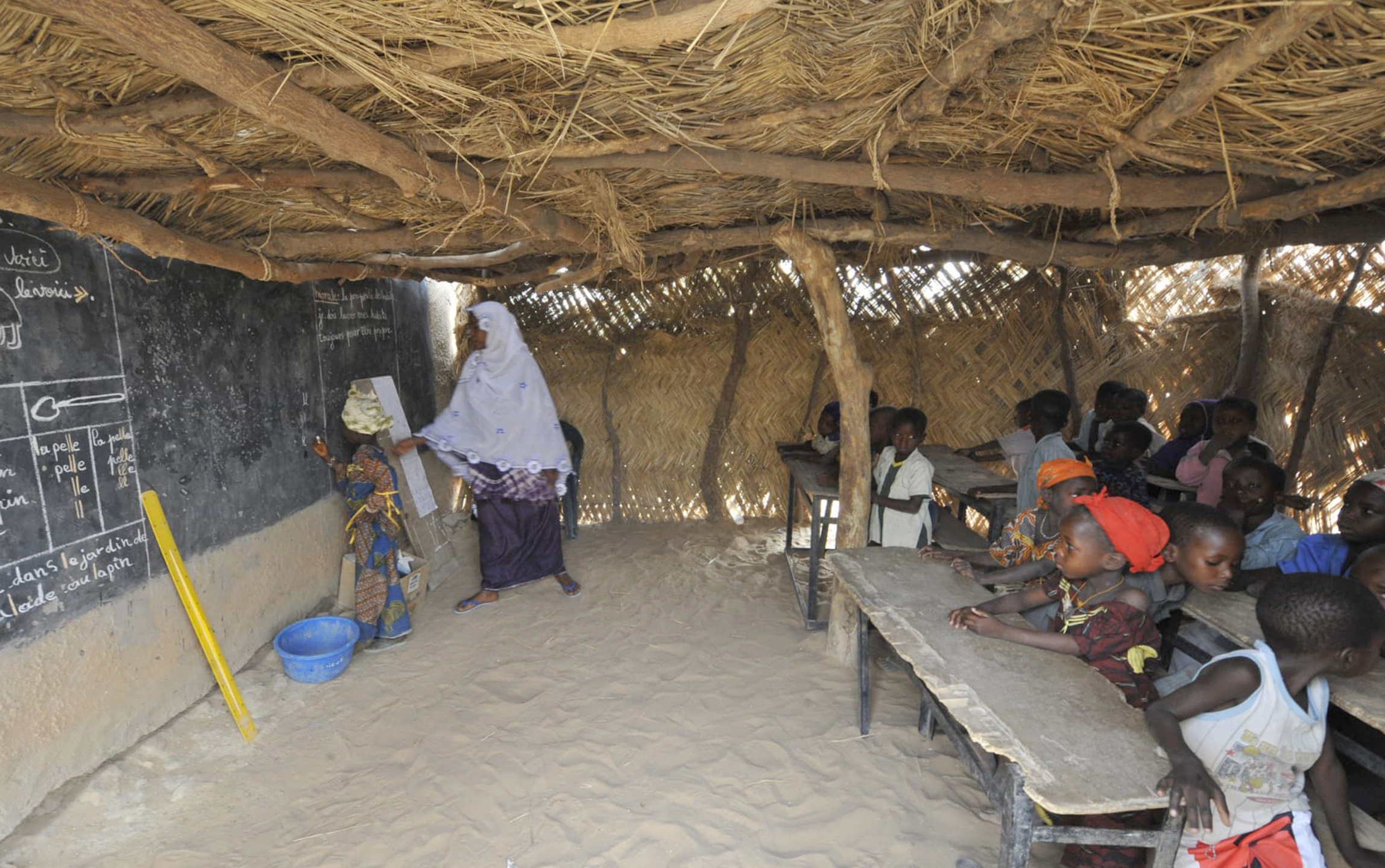 Des-eleves-suivent-un-cours-dans-une-ecole-a-Kongome-au-Niger-en-avril-2010-1163275